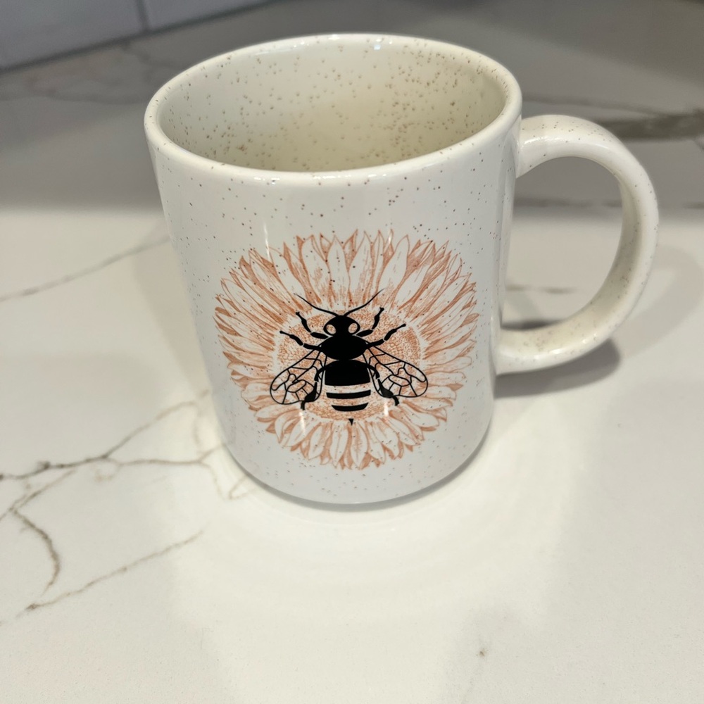 Bee Design Speckled White Mug